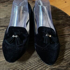 Vince Camuto Elegant Black Tassel Loafers for Women